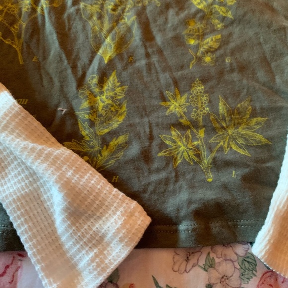 Kids Green Long Sleeve Shirt with White Sleeves Size Small - Picture 3 of 16